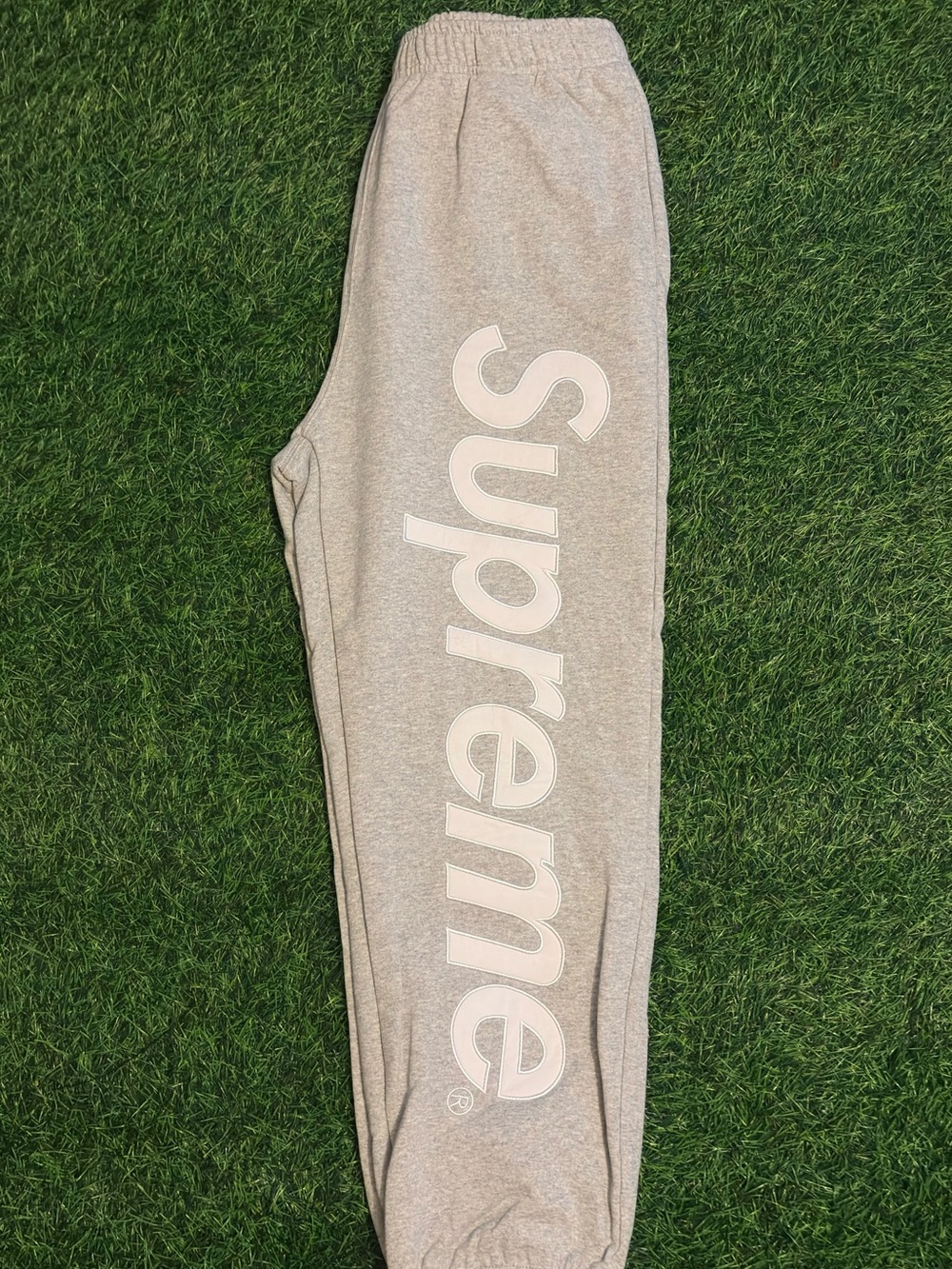 Supreme men Light Gray Vertical Logo Joggers